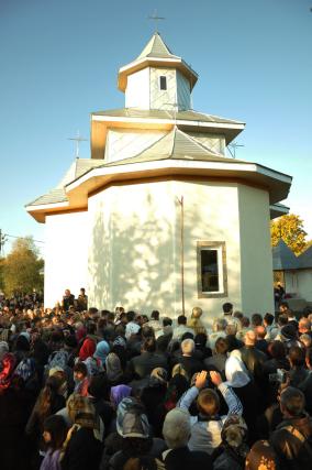 „Niciodată nu am văzut în curtea bisericii atâţia oameni“