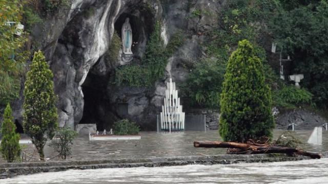 Sanctuarul catolic de la Lourdes grav avariat de inundaţie