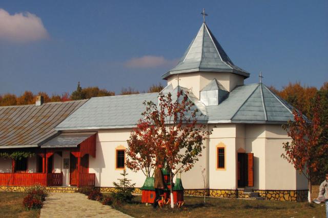 A fost resfinţit paraclisul Mănăstirii Broşteni - Drăguşeni
