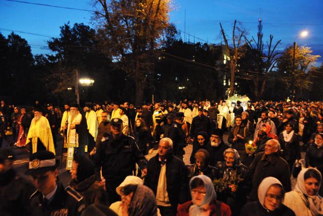Pelerini, în aşteptarea sfinţilor