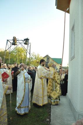 „Niciodată nu am văzut în curtea bisericii atâţia oameni“