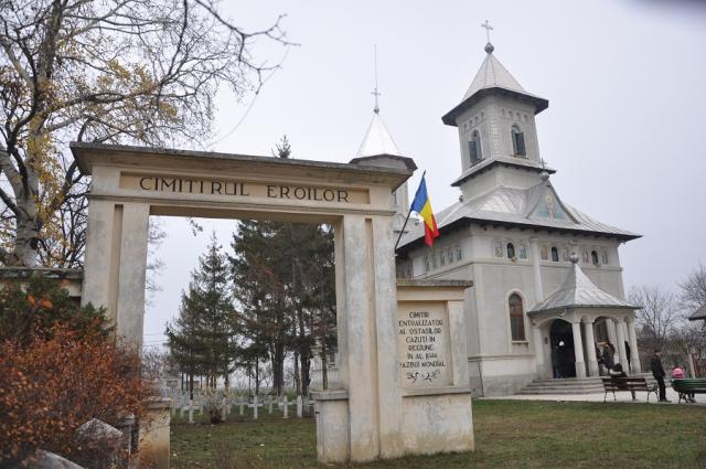 Liturghie arhierească în parohia „Sfântul Ierarh Nicolae“ din Podu Iloaiei
