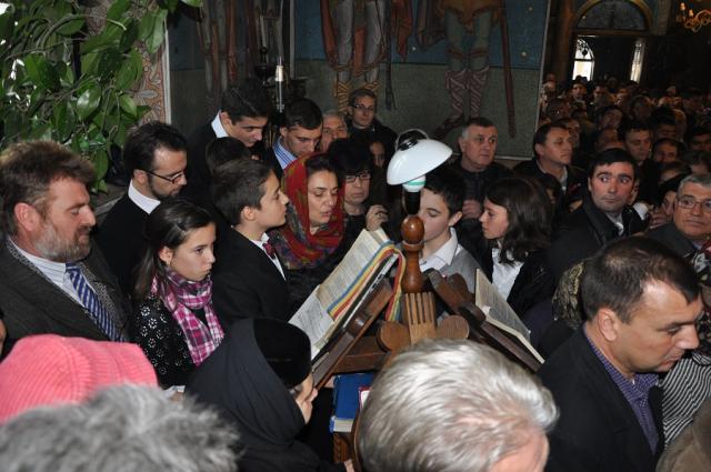 Liturghie arhierească în parohia „Sfântul Ierarh Nicolae“ din Podu Iloaiei