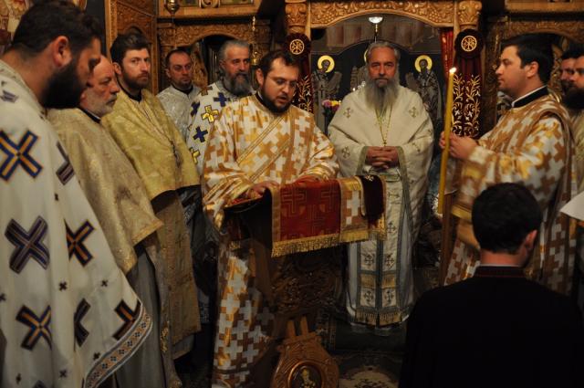 Sute de credincioşi suceveni, uniţi în rugăciune către Sfântul Ierarh Nectarie
