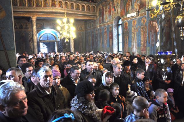Liturghie arhierească în parohia „Sfântul Ierarh Nicolae“ din Podu Iloaiei