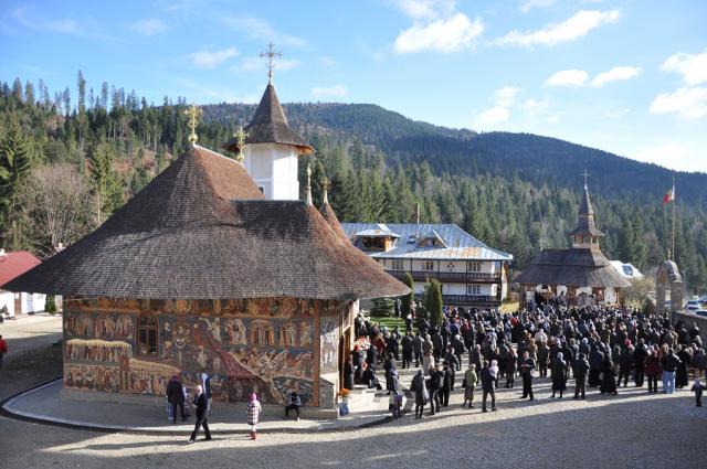 Mănăstirea Petru Vodă şi-a sărbătorit ocrotitorii