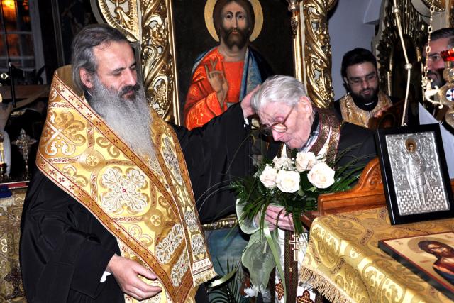 La împlinirea a 100 de ani, părintele Octavian Stoica a primit „Crucea Moldavă“