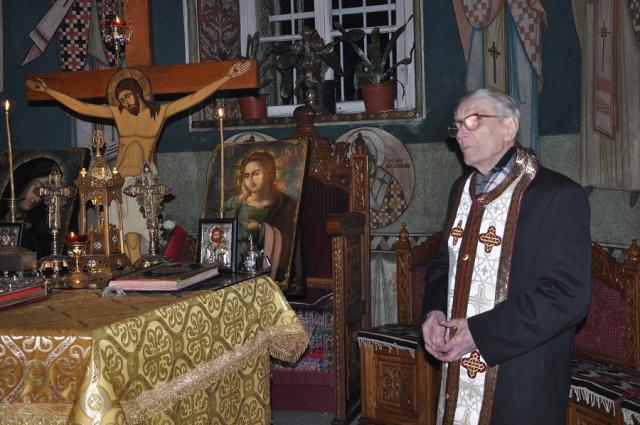 La împlinirea a 100 de ani, părintele Octavian Stoica a primit „Crucea Moldavă“
