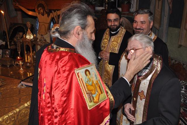 La împlinirea a 100 de ani, părintele Octavian Stoica a primit „Crucea Moldavă“