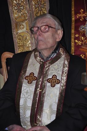 La împlinirea a 100 de ani, părintele Octavian Stoica a primit „Crucea Moldavă“