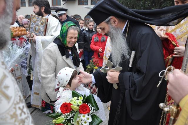Liturghie arhierească în parohia „Sfântul Ierarh Nicolae“ din Podu Iloaiei