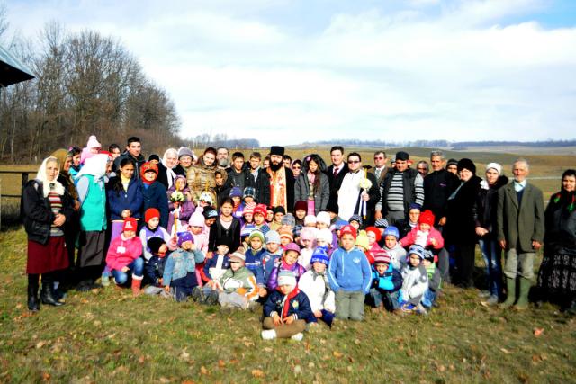 Haină luminoasă a botezului pentru cinci copii din Vadu Vejii