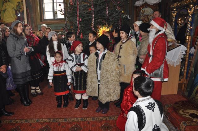 Serbarea „Naşterea Domnului“ a devenit tradiţie la biserica din Vicovu de Sus – Est