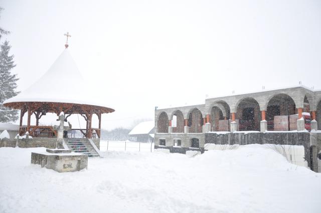 Liturghie arhierească şi sfinţire de agheazmatar la Vicovu de Sus