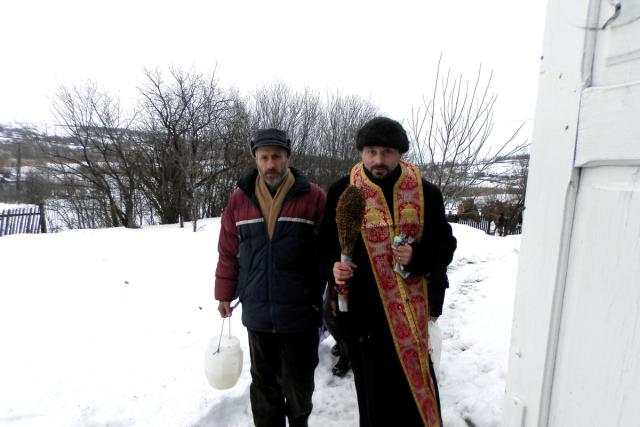 Glasurile bucuriei, pe uliţele satului Başeu