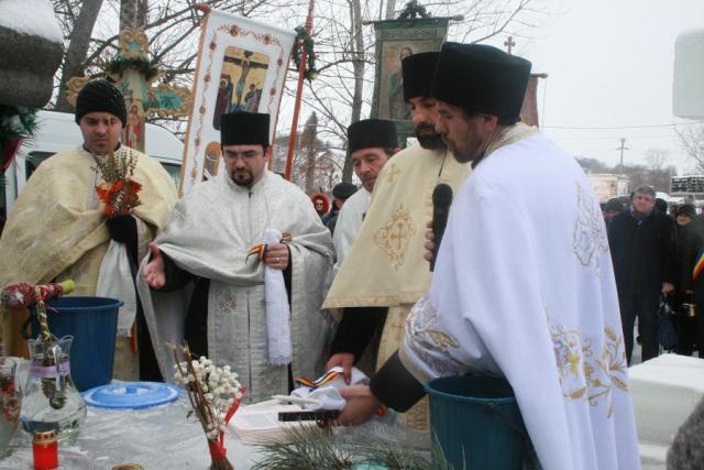 Boboteaza a adunat sute de credincioşi la râul Siret, judeţul Suceava
