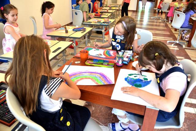 Clasa pregătitoare, la grădiniţă sau la şcoală?