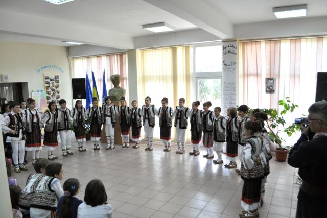 Copiii de la „Opincuţa“ duc mai departe tradiţiile strămoşeşti