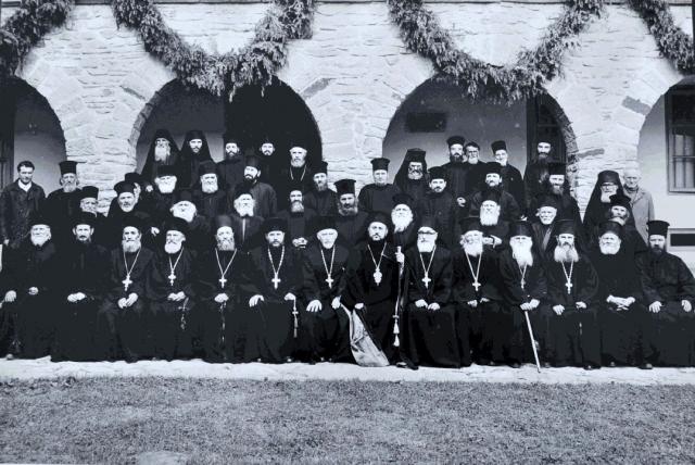 Arhim. Epifanie Norocel (foto centru), alături de obştea Mănăstirii Neamţ, în anul 1973