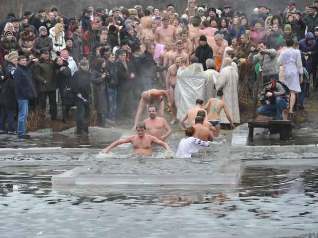 2,2 milioane de oameni s-au aruncat în apele sfinţite în Rusia