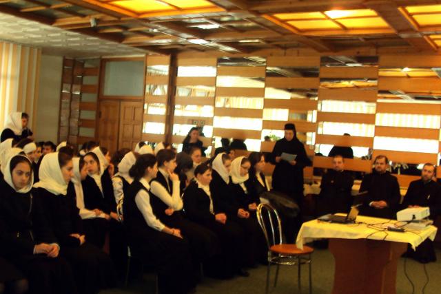 Elevele Liceului Teologic Ortodox de la Mănăstirea Agapia şi-au cinstit ocrotitorii