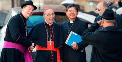 Fals episcop deghizat se strecoară printre cardinalii din Vatican