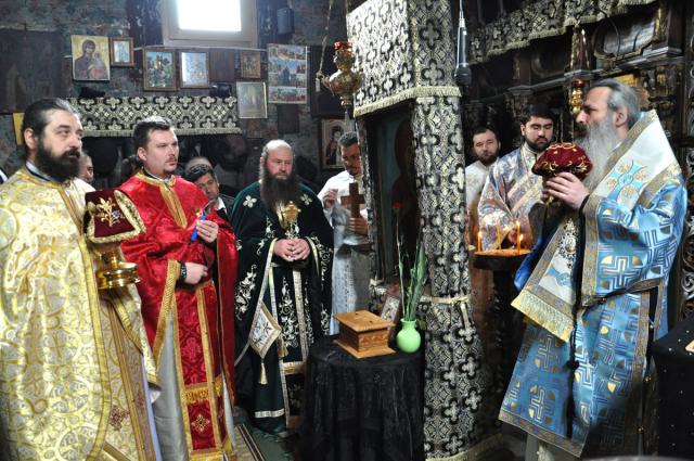 Hram la Mănăstirea Brădiceşti