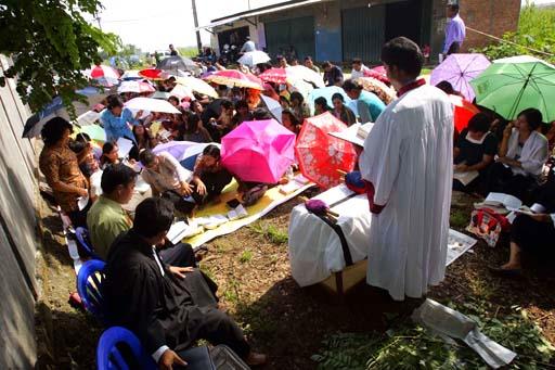 Creştinii din Bekasi fac zid uman în faţa buldozerelor