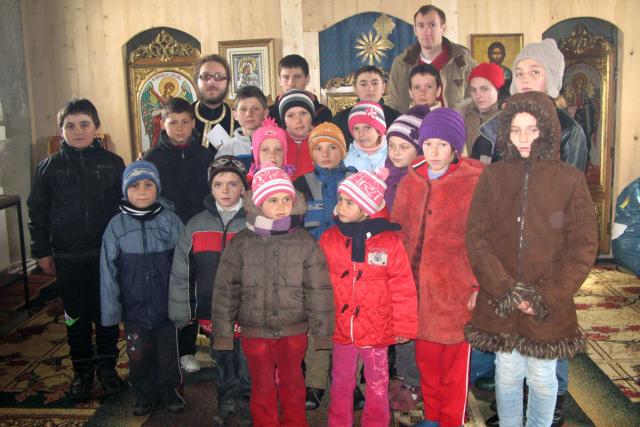 Daruri pentru copiii din parohia „Sf. Arh. Mihail şi Gavriil“ din satul Buruieneşti
