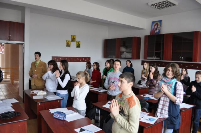 Sondaj: Românii sunt de acord cu predarea Religiei în şcoli
