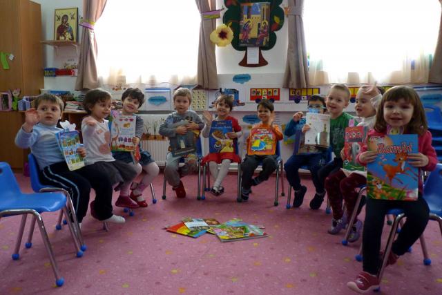 Copiii de la Grădiniţa „Buna Vestire“ (foto) au ajutat la dotarea bibliotecii copiilor de la grădiniţa din Slobozia - Voineşti