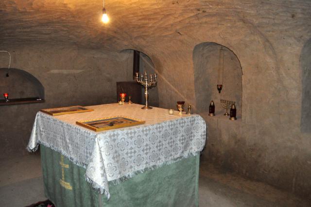 Loc de rugăciune în subteran, la Pogleţ