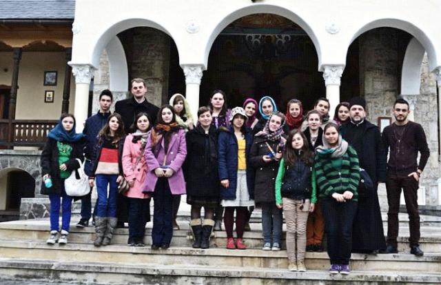 Tinerii atoreni din Piatra Neamţ, în pelerinaj la mănăstirile ardelene