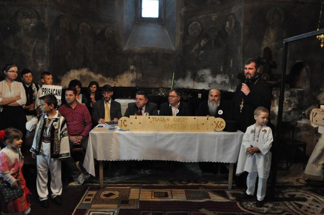 Zeci de copii au bătut toaca în ctitoria ştefaniană din Hârlău