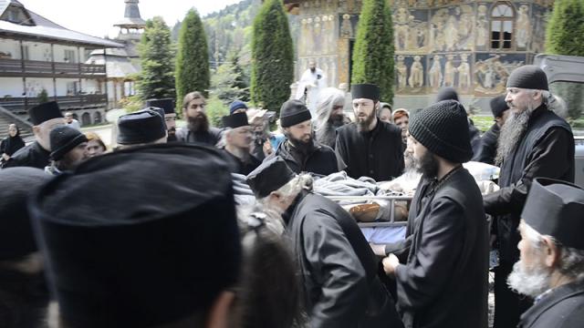 Părintele Justin s-a întors la chilia sa din Mănăstirea Petru Vodă