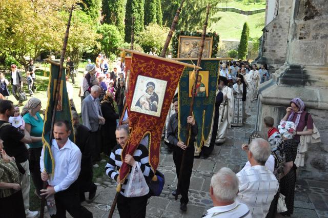 „În Săptămâna Luminată, o sărbătorim pe Maica Luminii”