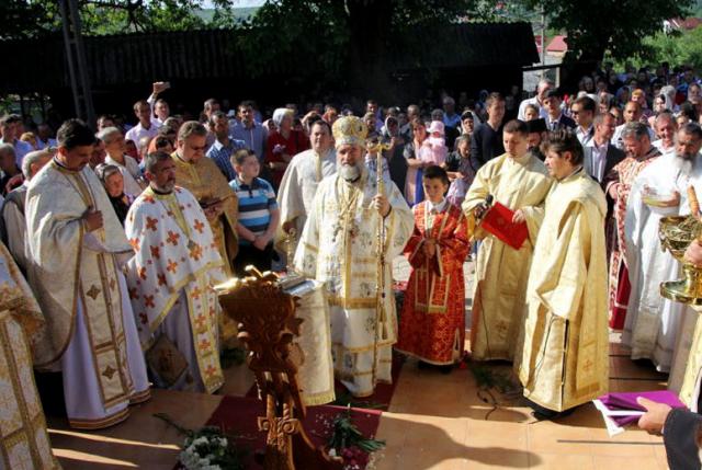 Biserica parohiei Berzunţi a primit veşmântul resfinţirii