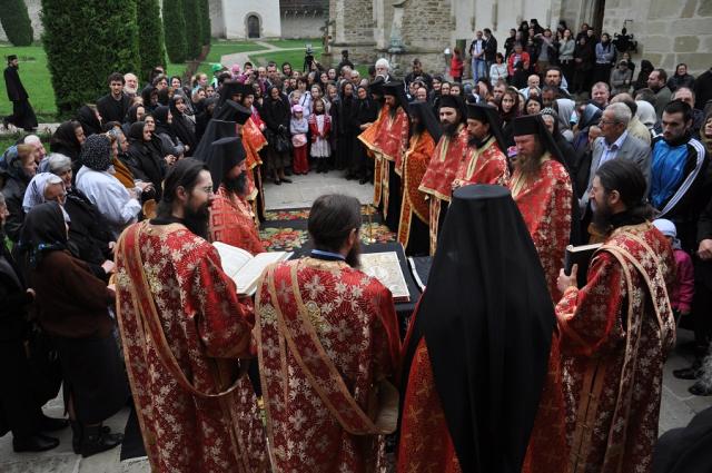 Stareţul Melchisedec Velnic, la slujba spălării picioarelor: „Cămara lui Hristos e împodobită cu veşmântul smereniei”
