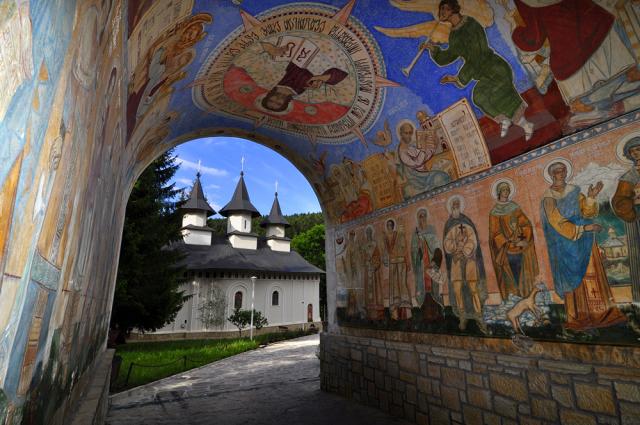 "Şi familia preotului, cu toată soliditatea ei, este aşezată sub o presiune imensă"