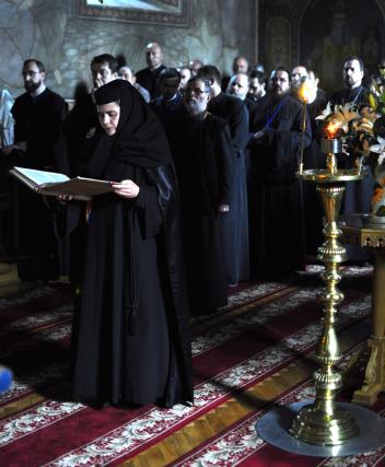 "Şi familia preotului, cu toată soliditatea ei, este aşezată sub o presiune imensă"
