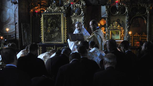 "Şi familia preotului, cu toată soliditatea ei, este aşezată sub o presiune imensă"