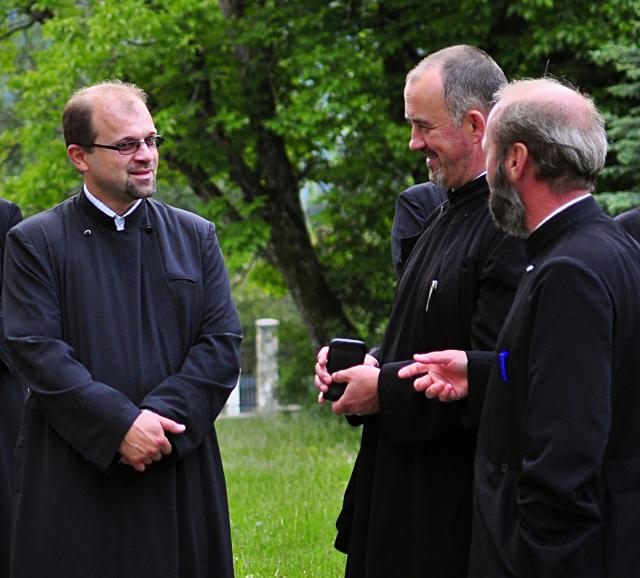 "Şi familia preotului, cu toată soliditatea ei, este aşezată sub o presiune imensă"