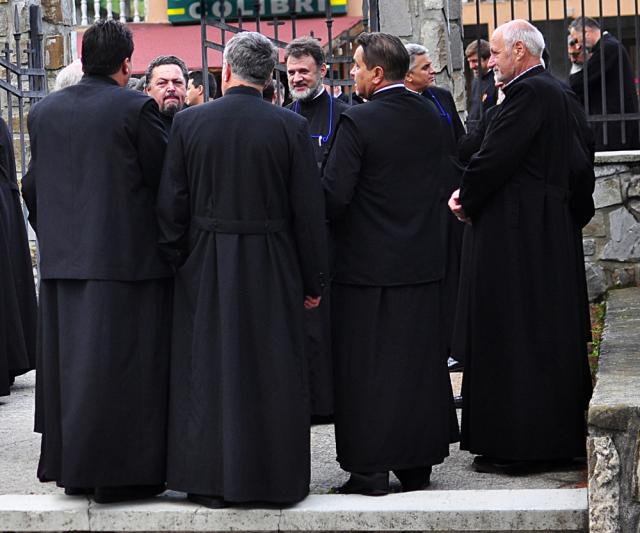 "Şi familia preotului, cu toată soliditatea ei, este aşezată sub o presiune imensă"