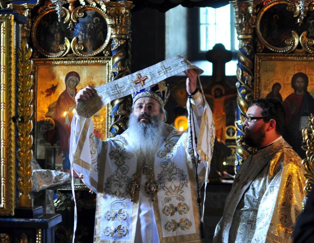 "Şi familia preotului, cu toată soliditatea ei, este aşezată sub o presiune imensă"
