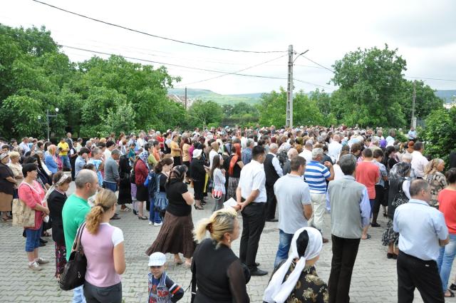Pelerini la racla Sfântului Teodosie de la Brazi
