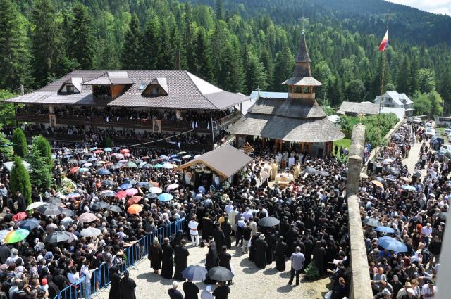 A început slujba înmormântării părintelui Justin Pârvu