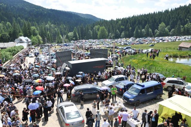 A început slujba înmormântării părintelui Justin Pârvu