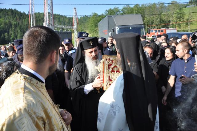 Trei ierarhi ai Bisericii noastre au sosit la Petru Vodă