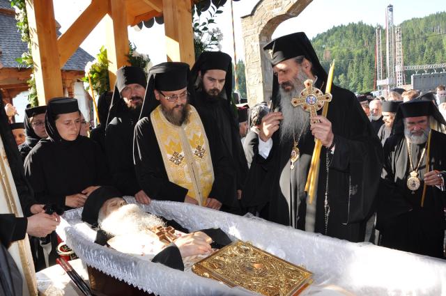 Trei ierarhi ai Bisericii noastre au sosit la Petru Vodă