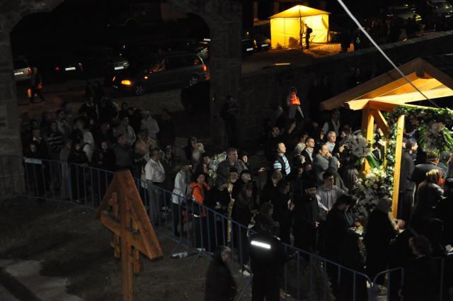 Sicriul cu trupul părintelui Justin Pârvu, în incinta Mănăstirii Petru Vodă